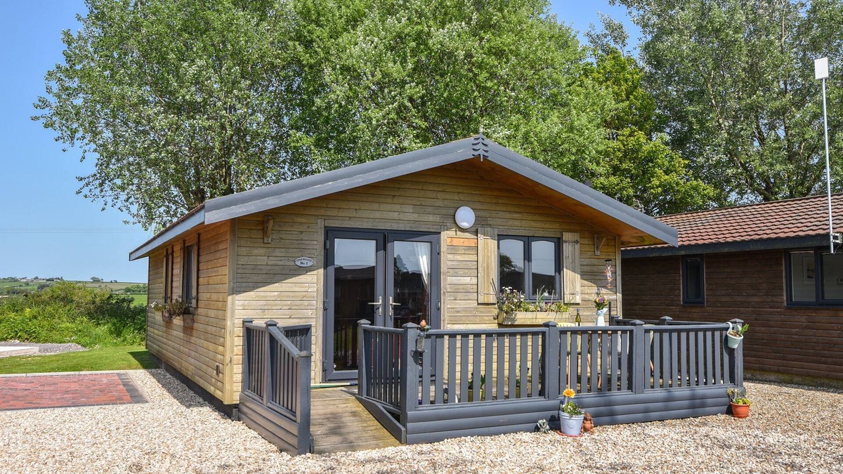 Combpyne Cottage | OAKWOOD 1 @ PINEWOOD RETREAT, family friendly in Lyme Regis