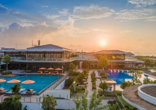 Bai Chay Resort | Oakwood Ha Long