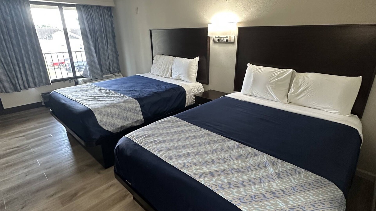 Oakdale Hotel | Oakwood Inn