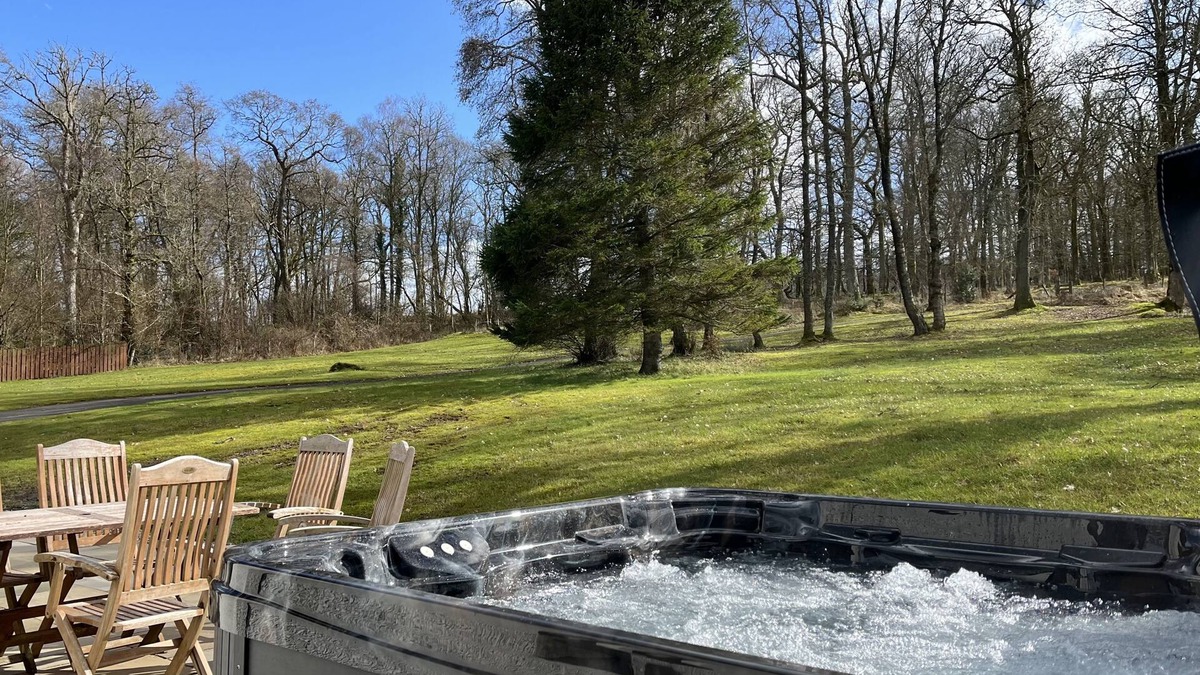 Drymen Cottage | Oakwoods House - a house that sleeps 10 guests in 4 bedrooms