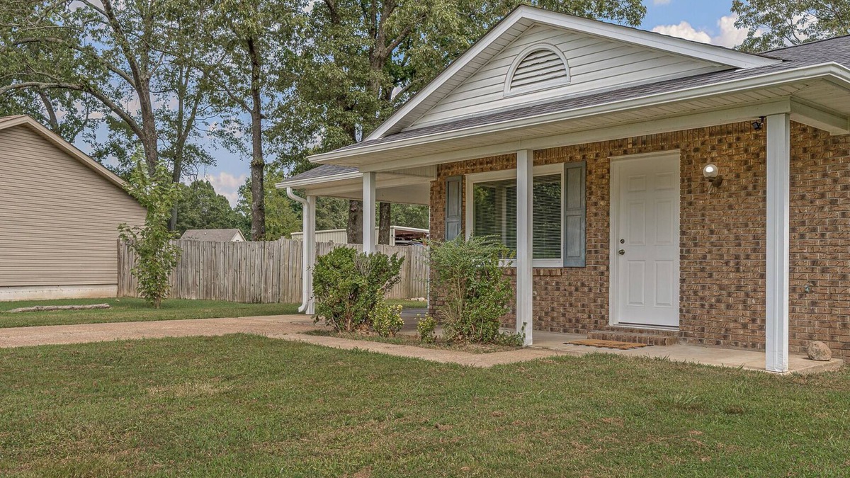 Jonesboro House | Oaky Hideaway - 3Bd 1.5Ba, Highspeed WiFi, Fenced yard, Southside complex close!