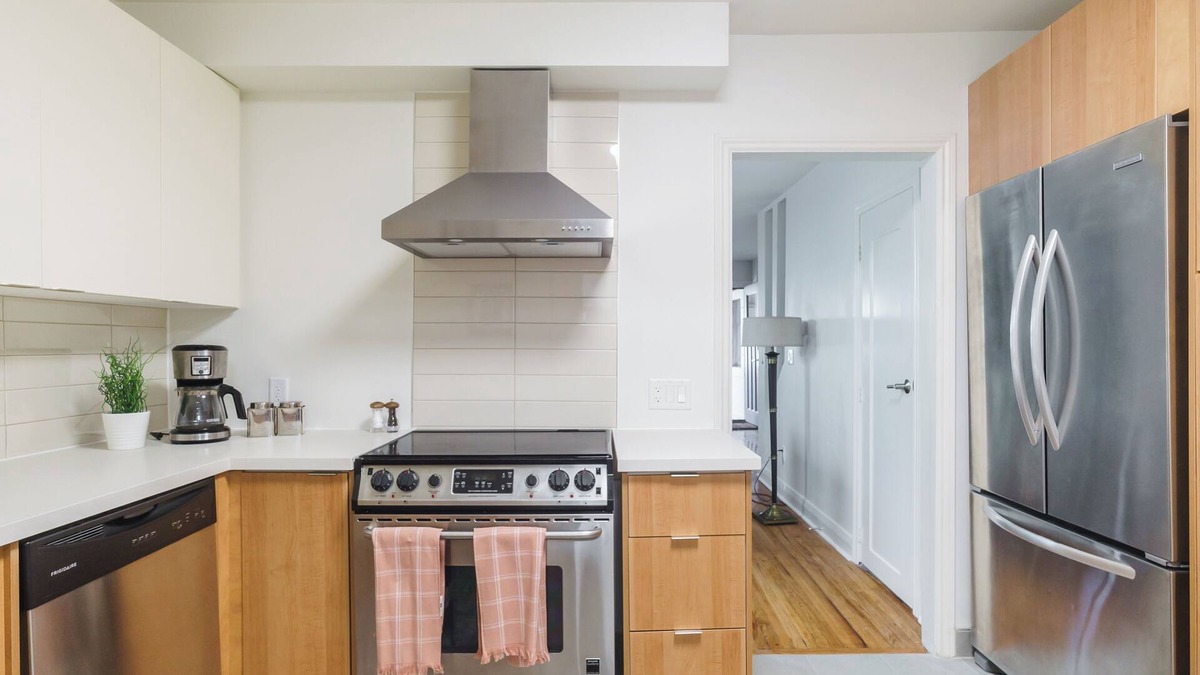 Upper Beaches House | Oasis 3-bedroom house in the Beaches with AC and WiFi in Toronto
