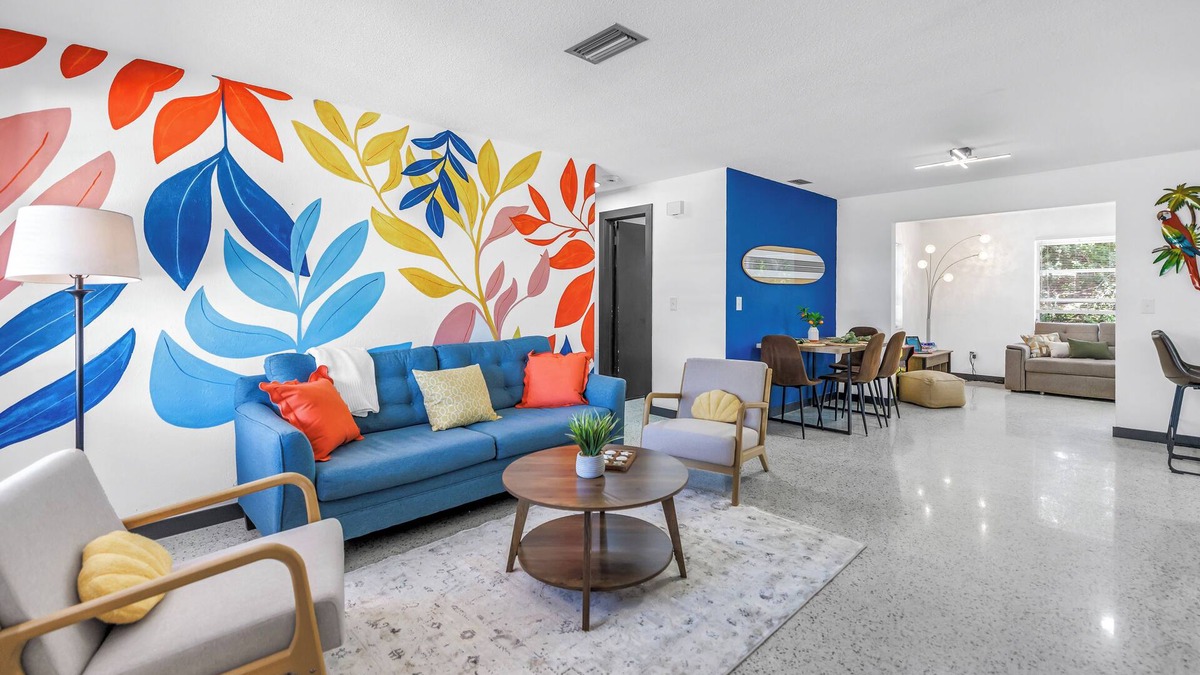Anona House | Oasis 3beds- 5minutes to beach -air hockey, foosball, pacman - beautiful murals!