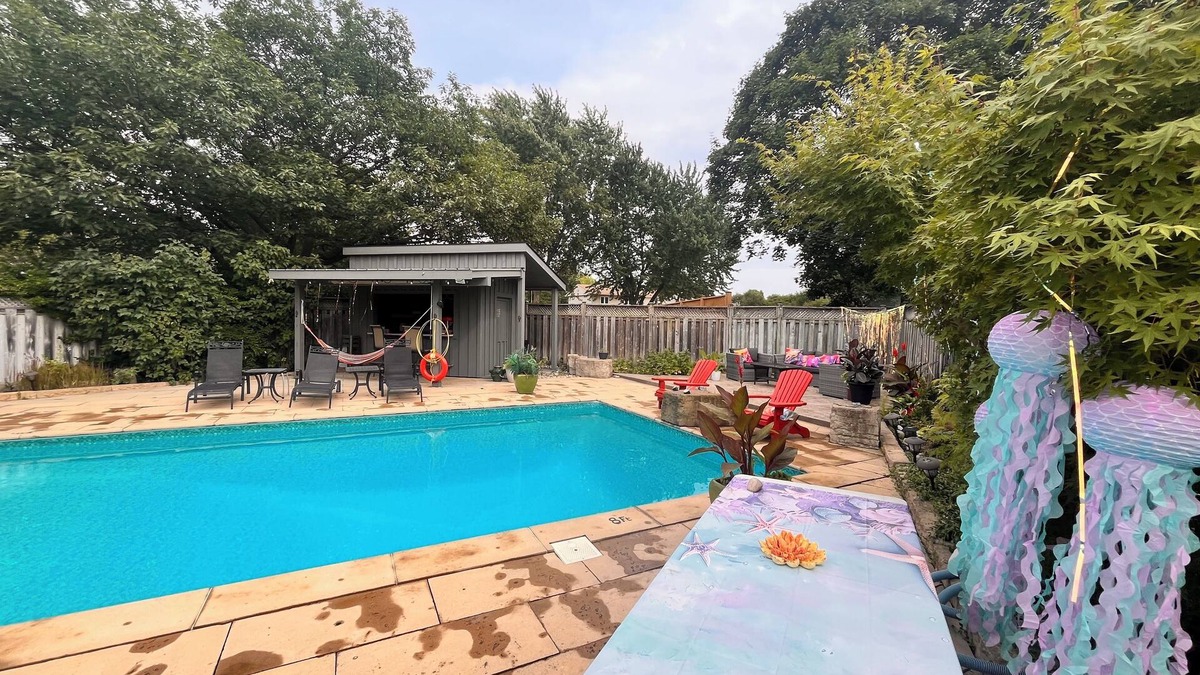 Halton Regional Municipality House | Oasis Ambiance Luxury Cottage Feel Huge Salt Heated Pool Sauna Cabana FirepitBBQ