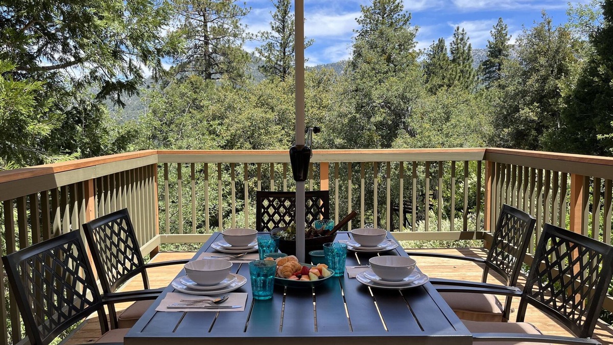 Idyllwild Cabin | Oasis at Riposo: Hot Tub, Sauna, Art Room, small dogs welcome