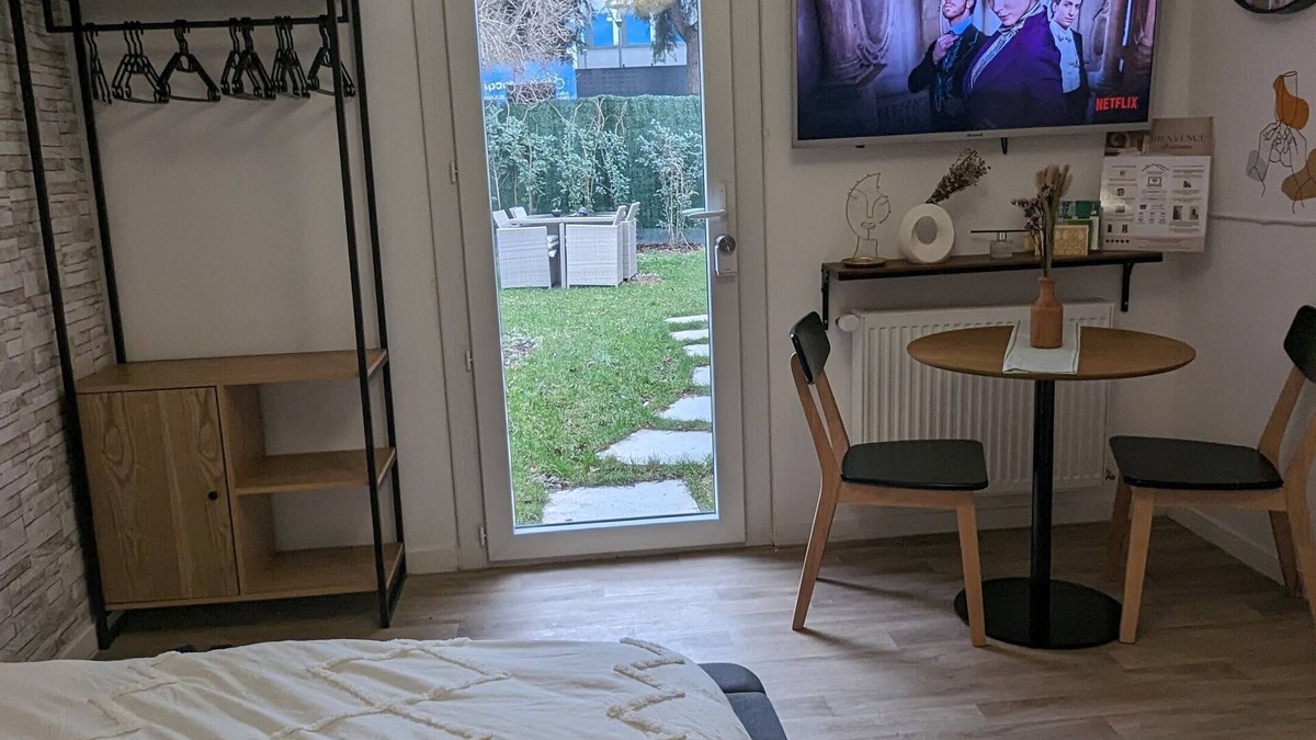 Saint-Gratien Apartment | Oasis de Verdure à 15 min de Paris : Studio Avec un Coin Repas en Plein air !