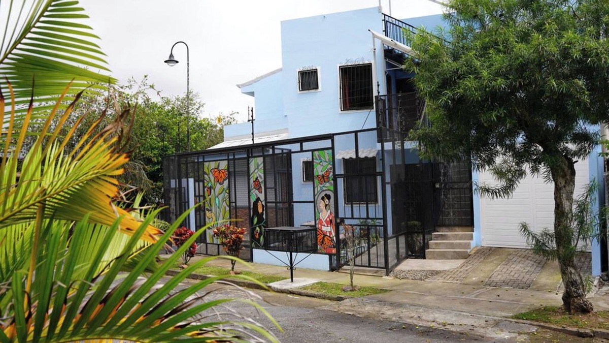 Amon Apartment | Oasis in Downtown next to Simon Bolivar Park with private balcony