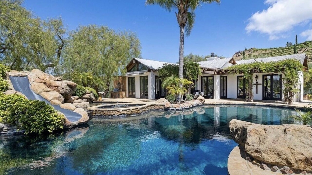 Malibu House | OASIS in the Malibu the Wine Trail with giant ozone pool with spectacular views