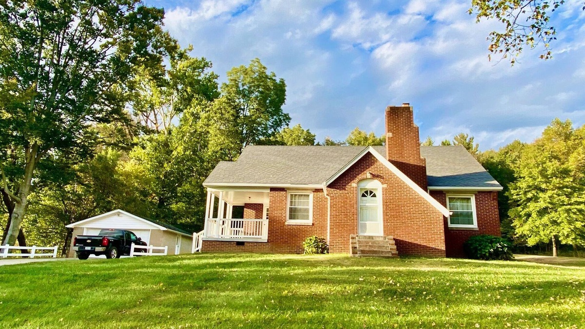Jasper House | Oasis in the Woods. Next door to the Schnitzelbank. 0.3 miles to the Riverwalk!