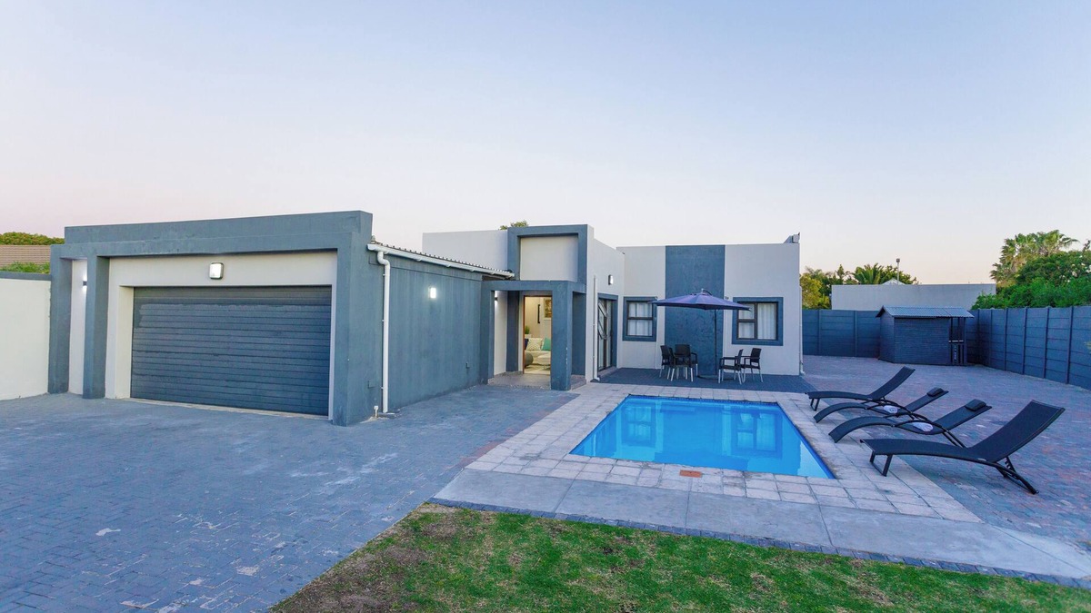 Bloubergstrand Villa | Oasis of Elegance - Villa with a private pool