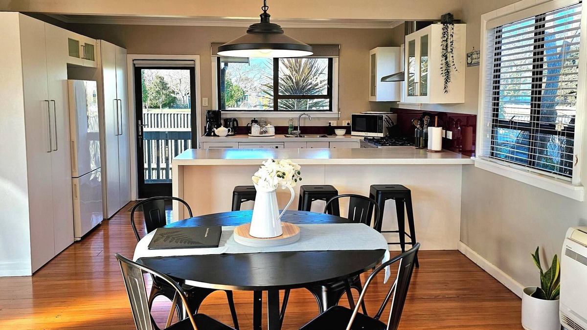 Taradale House | Oasis on Osier, walk to Mission & Wineries!