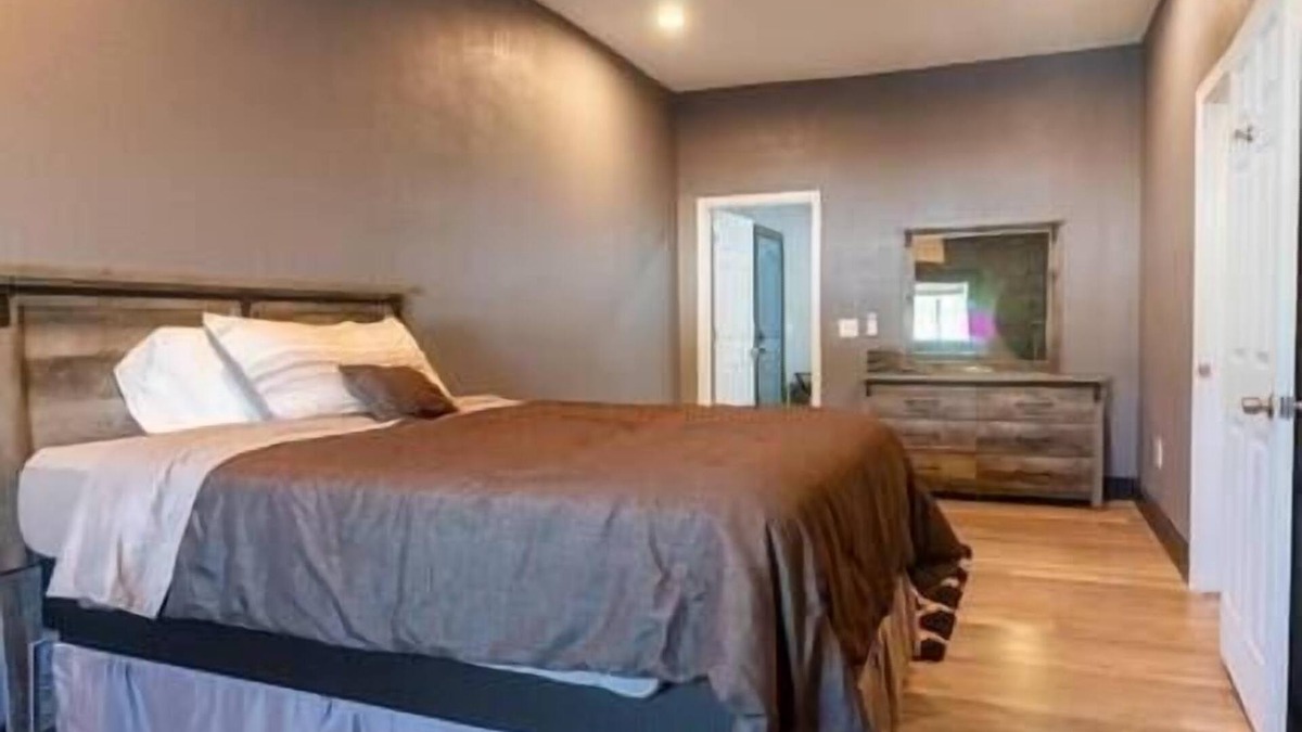 Winchester Apartment | Oasis on the Square