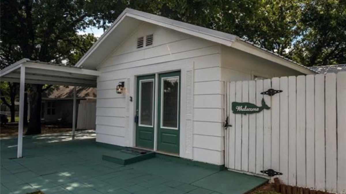 Granbury House | 🧜♀️ Oasis Paradise Guesthouse