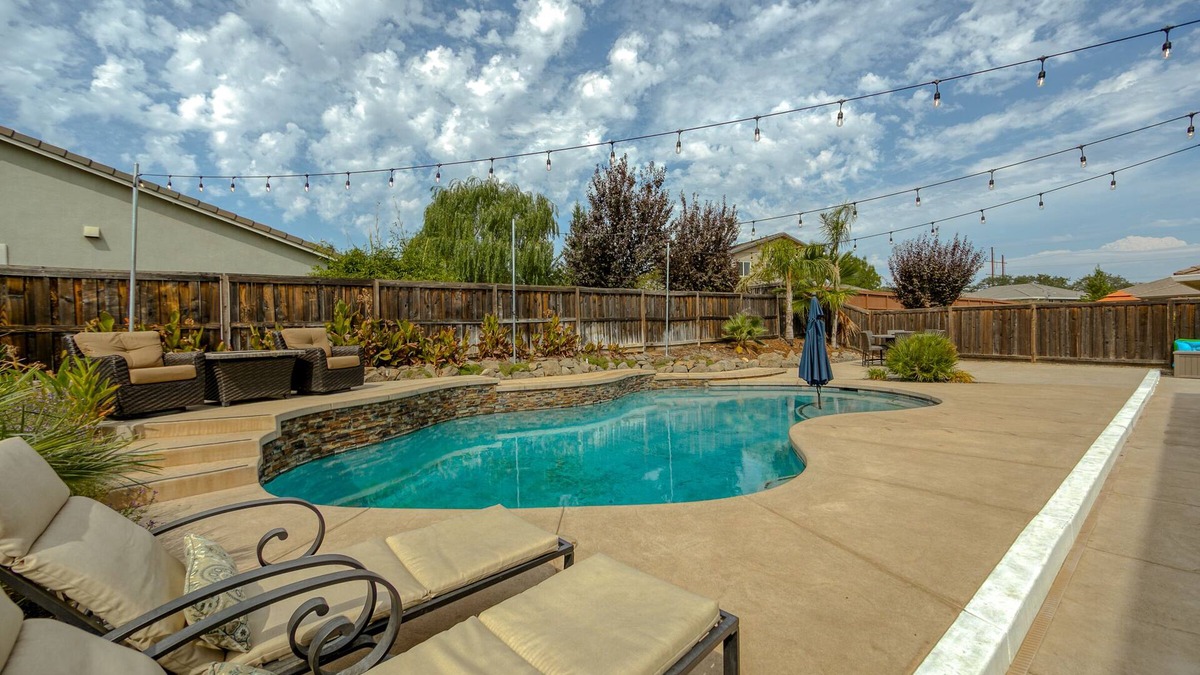 Redding House | *Oasis Place* NEW Game Room Heated Pool Spa