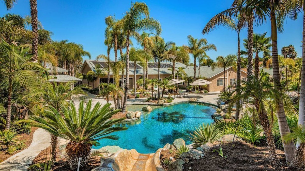 Vista Cottage | Oasis Resort w/private heated pool, water slide, hot-tub, mini golf, firepit
