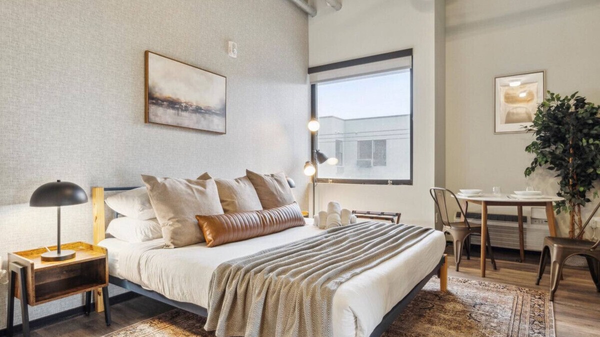 Fairmount Apartment | Oasis Studio with Rooftop, Gym, Game Rm, Pet friendly