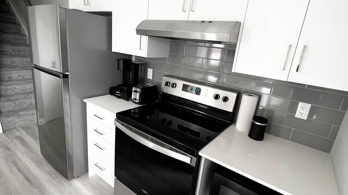 Ottawa Division House | OCD Clean Townhouse - 2 Bedroom (King Bed) + Balcony