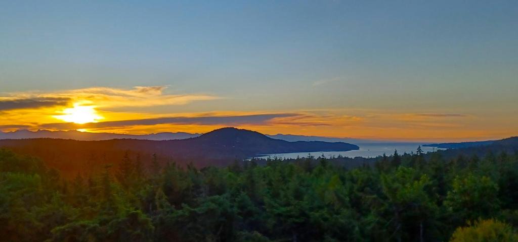 Regional District of Nanaimo House | Ocean and mountain view rooms