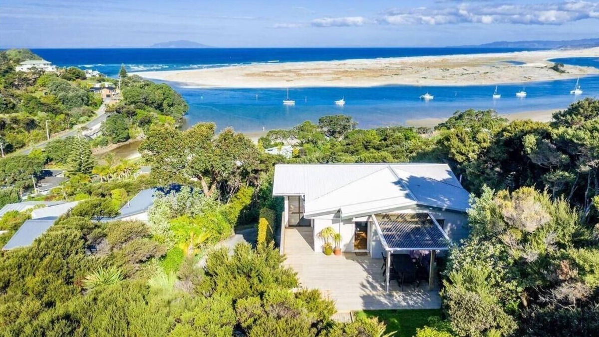 Mangawhai Heads House | Ocean Beach Retreat - Great views, sun, privacy, wifi, walk to the surf beach/estuary.