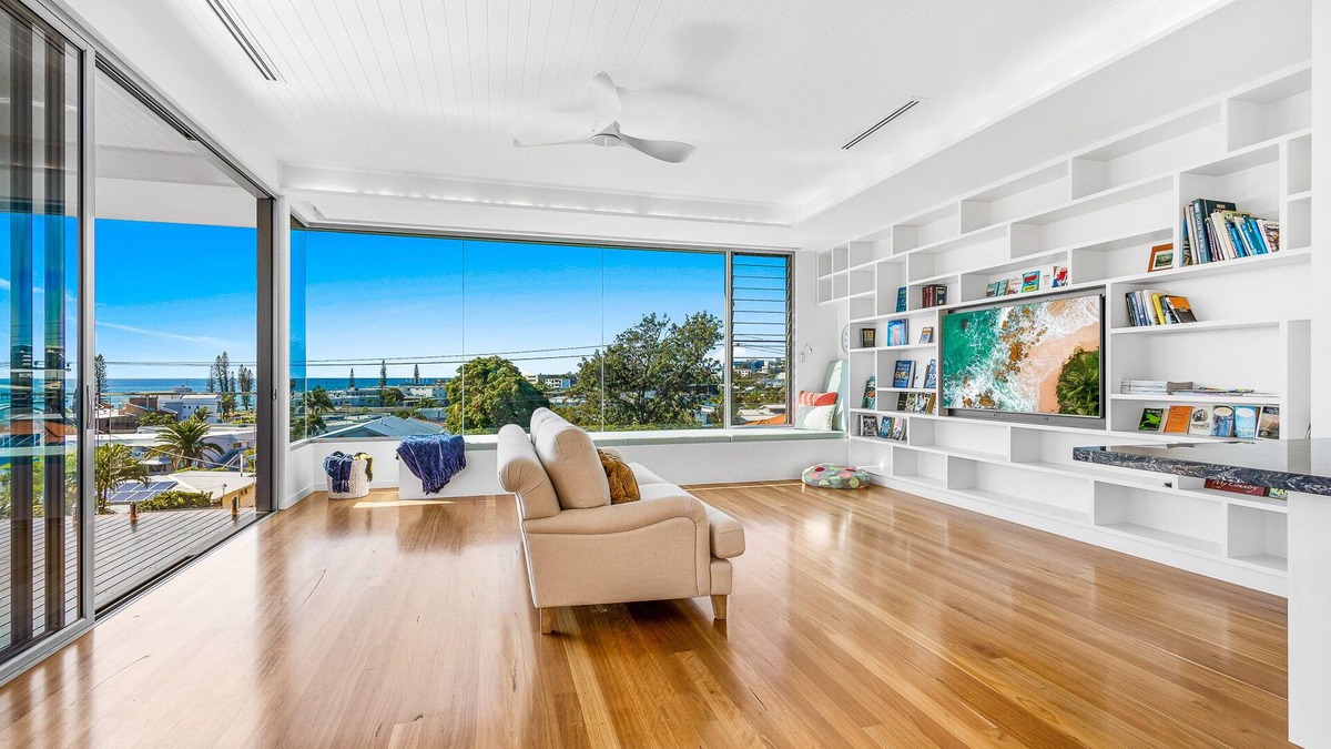 Mooloolaba Villa | Ocean Blue @ Alex - Pet friendly Luxury right by the beach.
