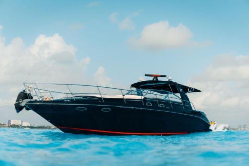 Zona Hotelera Boat Rental | Ocean blue