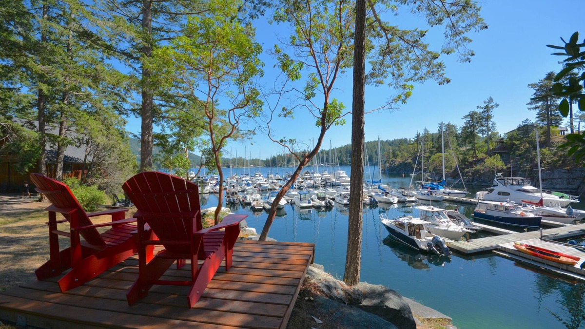 Garden Bay Cabin | Ocean Breeze Bungalow: Relax by the Waterfront with Modern Comfort and Scenic Views