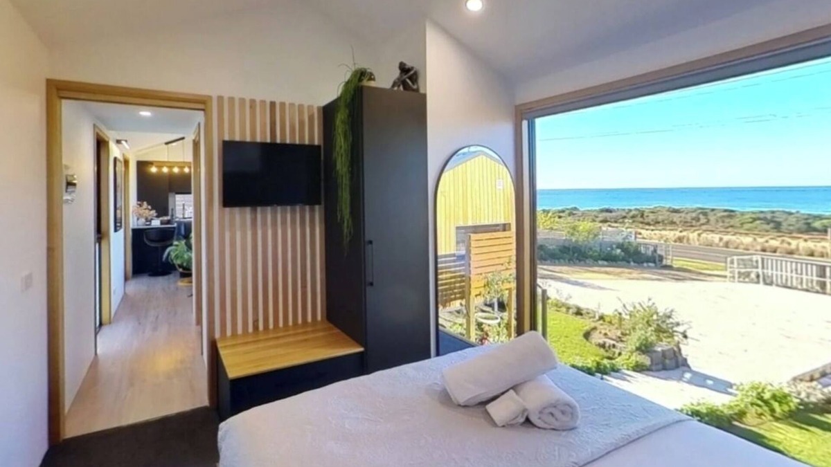 Bicheno House | Ocean Breeze Homestays - Unit 1 - Luxe tiny home in garden oasis