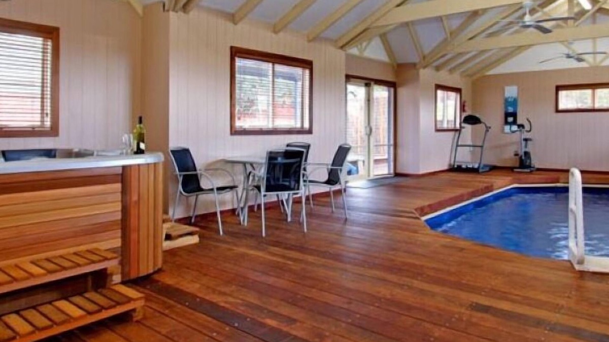 Tootgarook House | Ocean Breeze Retreat - private heated indoor pool, spa and sauna