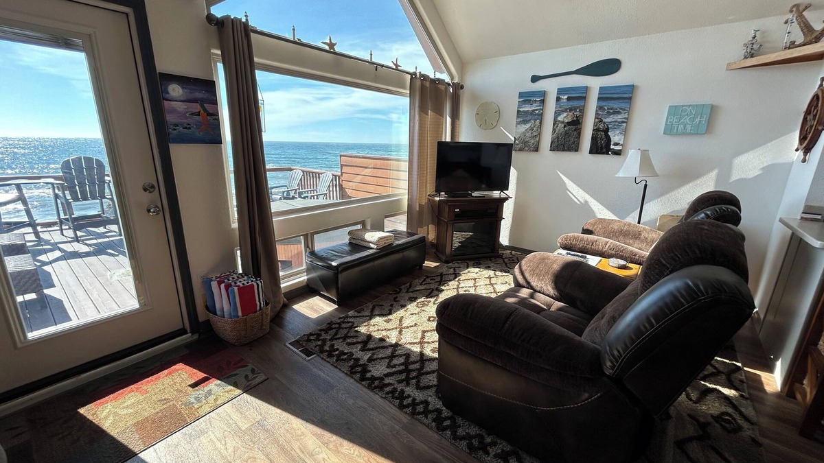 Smith River Cabin | Ocean Front Cabin 14 with Private Jacuzzi & Gorgeous Views (Private Beach Owned by White Rock Resort)
