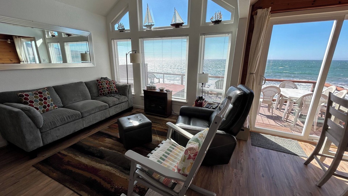 Smith River Cabin | Ocean Front Cabin 10 with Jacuzzi & Breathtaking Views - The Ocean Mariner - Just STEPS TO THE BEACH (Private Beach Owned by White Rock Resort)