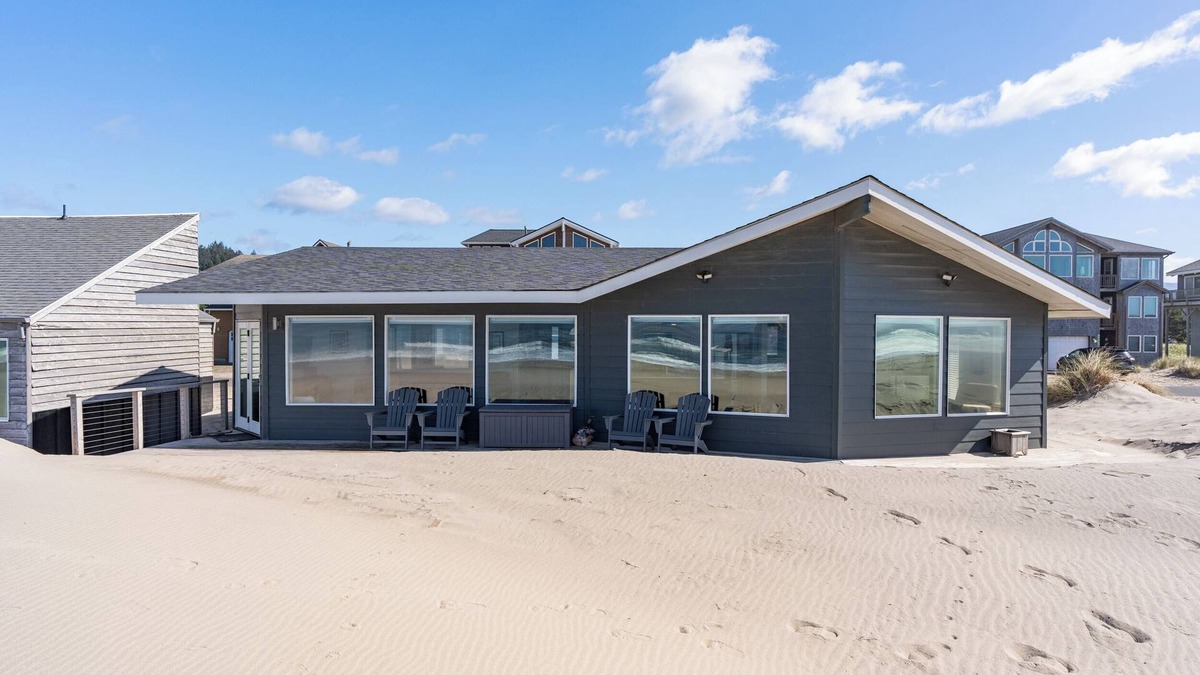 Kiwanda Shores House | Ocean Front House - Gorgeous Views - The Beach is Your Backyard!