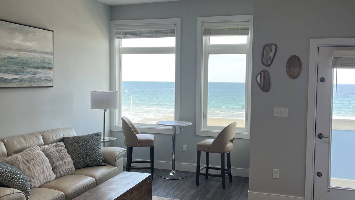 Hull House | Ocean front Studio across from beach