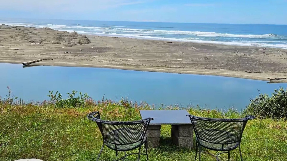 Fort Bragg House | Ocean Front with Private Stairway to Seaside Beach