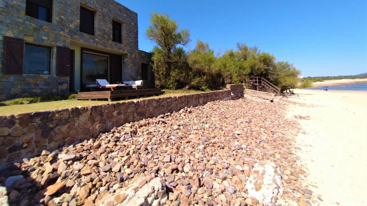Las Flores House | Ocean Frontline Dream Beach House 25 mins from Punta Del Este