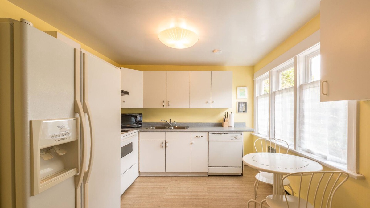 James Bay Apartment | Ocean Island Garden Suites