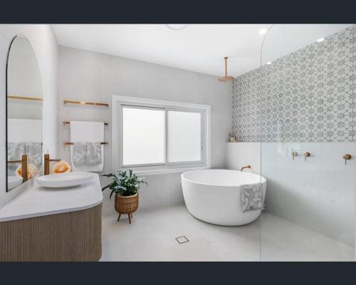 Wamberal House | Ocean Lake Oasis