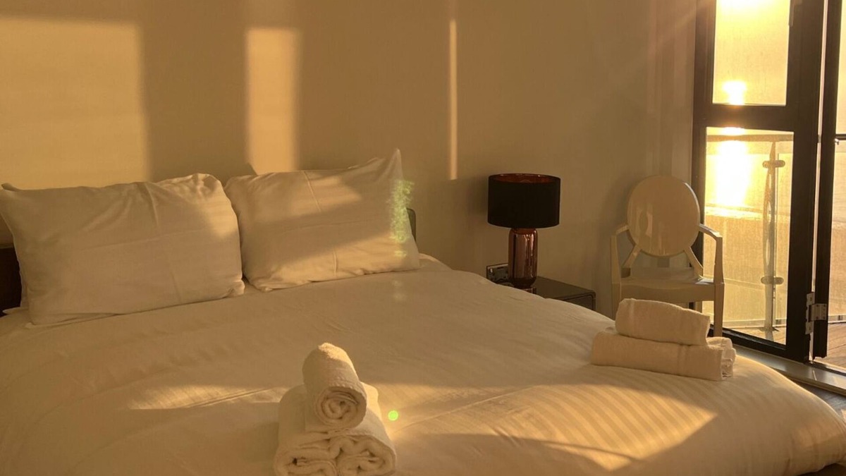 Ramsgate Condo | Ocean Lookout in Ramsgate is a striking beachfront three-bedroom apartment offering panoramic sea views across the English Channel. Stylishly refurbished, the spacious property is just steps from Ramsgate Main Sands and The Royal Harbour