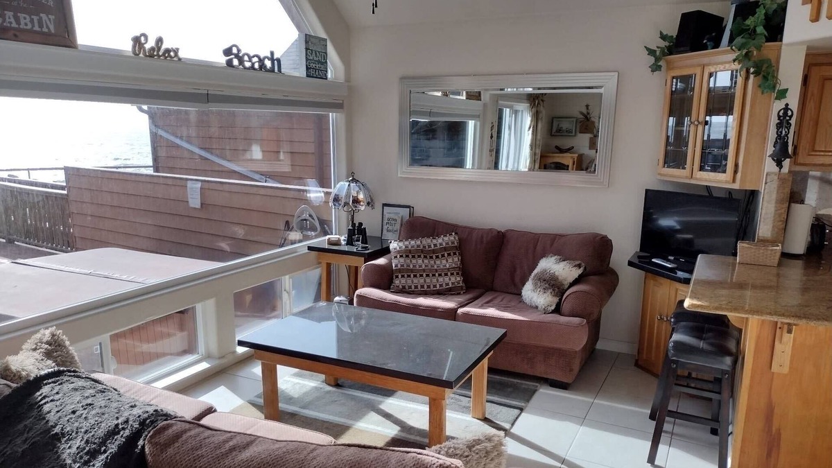 Smith River Cabin | Ocean Mist Oceanfront Rental at White Rock Resort with private deck and jacuzzi