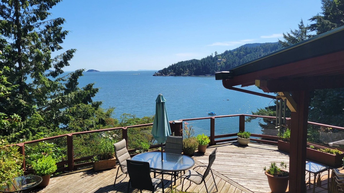 Bowen Island Cabin | Ocean & Mountain View Cabin