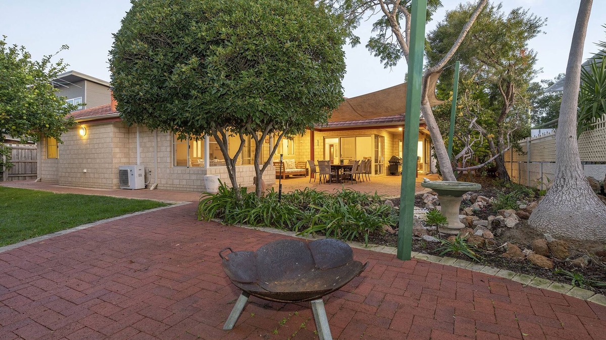 Quindalup House | Ocean Pines: beachside family favourite in quiet leafy street