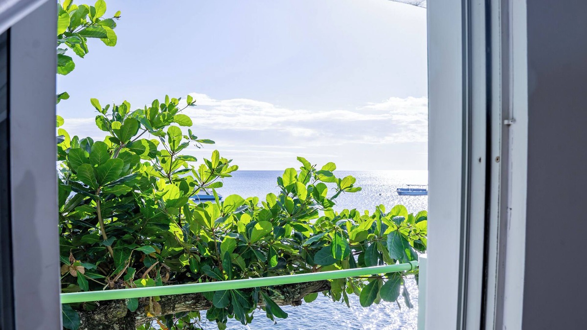Castle Comfort Hotel | Ocean's Edge Lodge Restaurant & Bar C