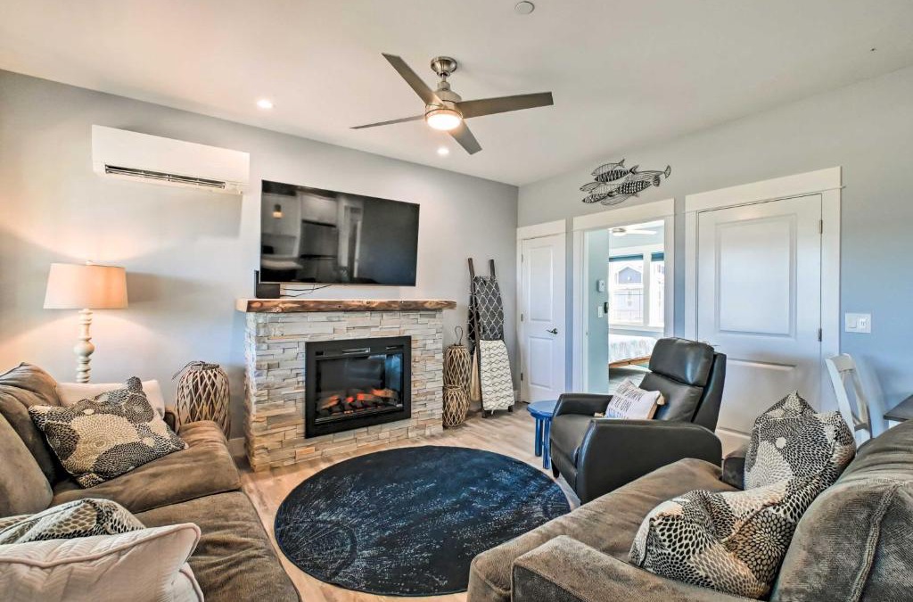 Ocean Shores House | Ocean Shores Getaway with Fireplace and Hot Tub!