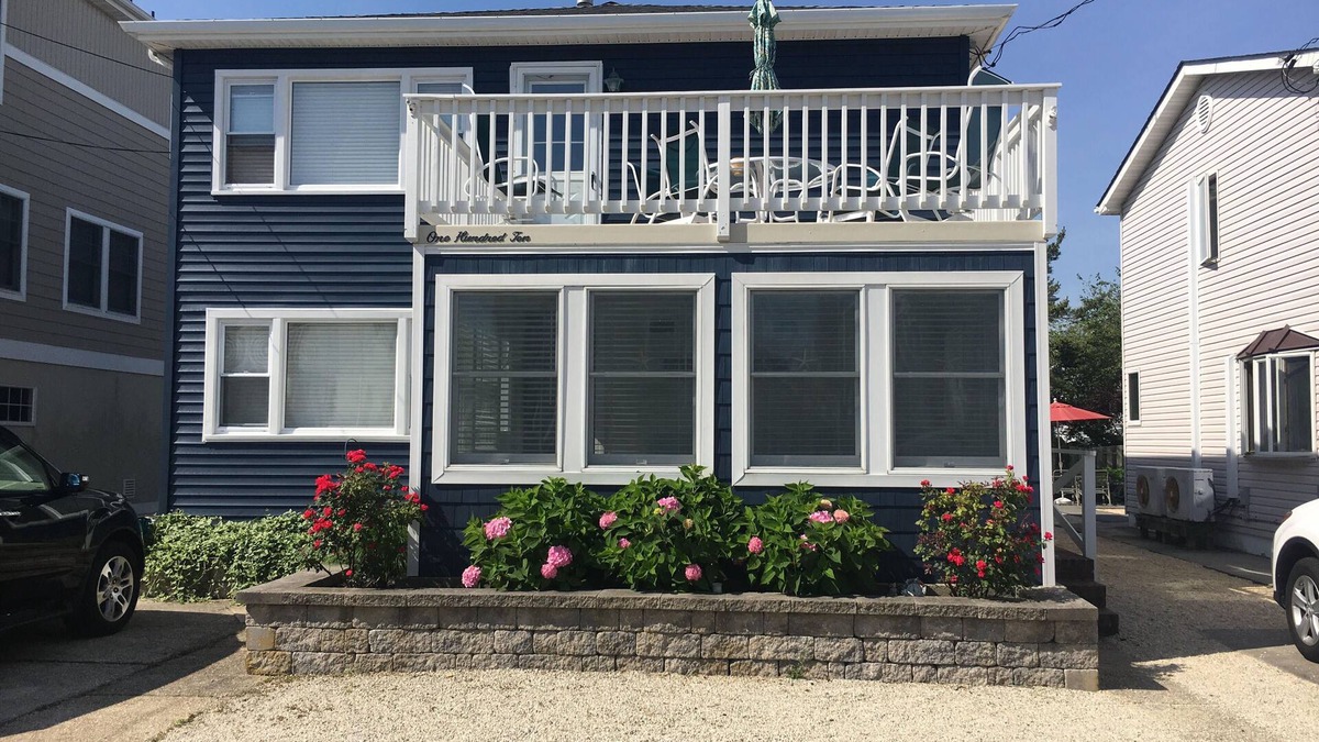 Beach Haven Gardens House | Ocean side 3 Bdrm - 8 to beach - Top floor, clean, bright & comfortable