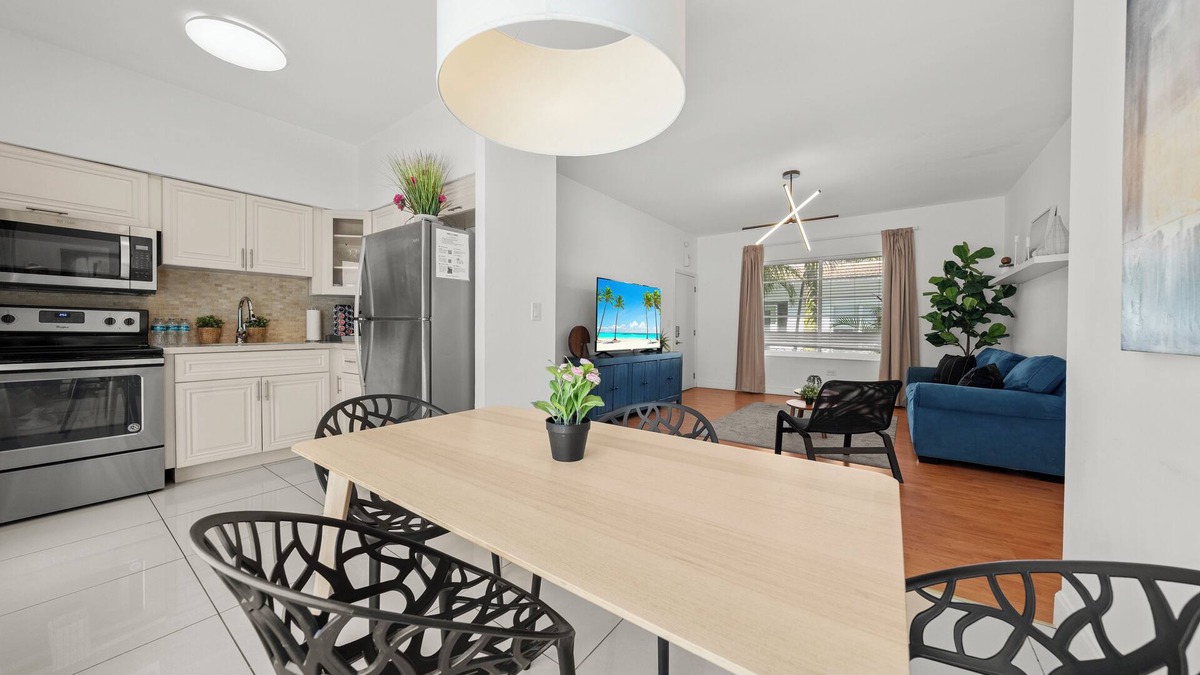 West Avenue Apartment | Ocean Suite 2BD/1BA steps to LincolnRd SoBe