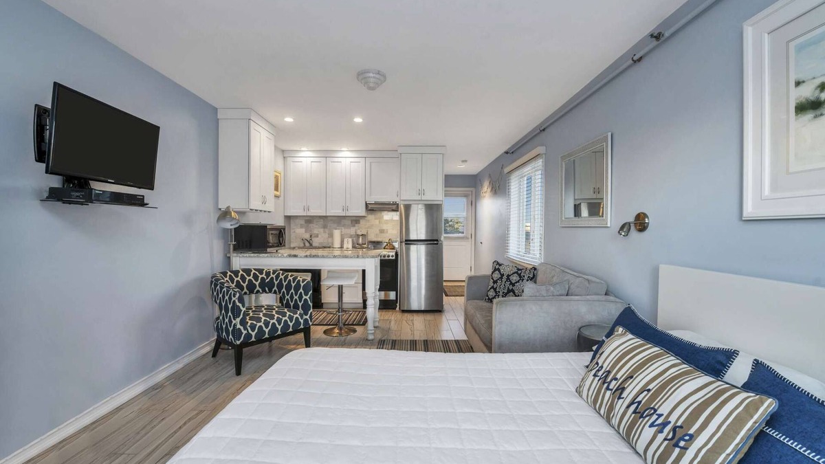 Napeague Apartment | Ocean theme Balcony-View Studio Apt w/1 BTH & Tub
