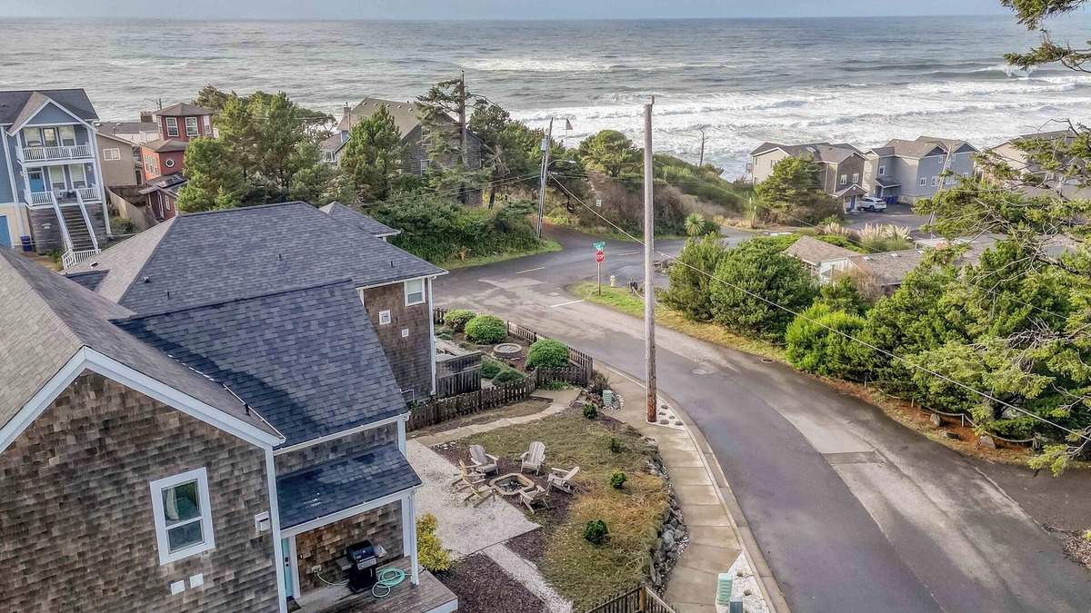 Lincoln City House | Ocean Vew, Olivia Beach, Two Queen Suites, Bonus, Bunk Room, Hot Tub, Fire Pit