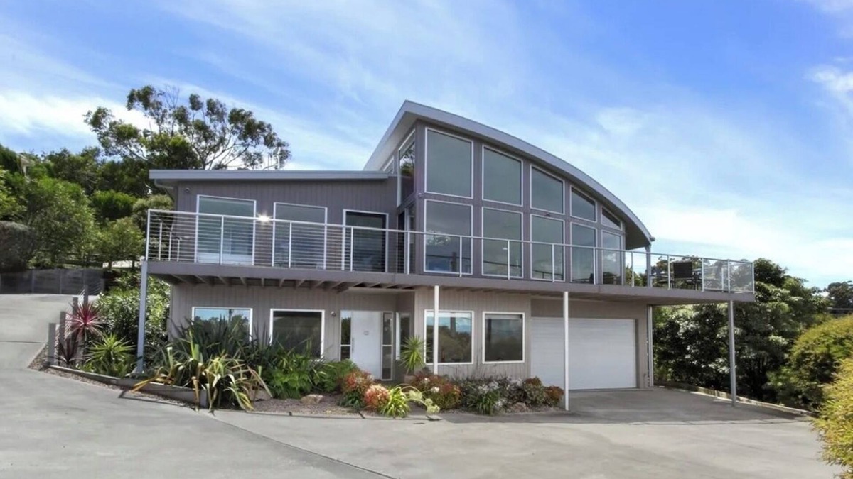 Lakes Entrance House | Ocean view 180 degree stunning home 2 min walk from beach and golf course