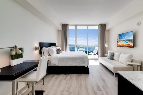 Coconut Grove House | Ocean View Balcony steps from Restaurants, Peacock Park & Marina