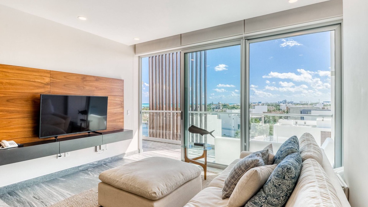 Zona Hotelera Apartment | Ocean view condo w/luxury pool access, central AC, WiFi & shared rooftop/dock