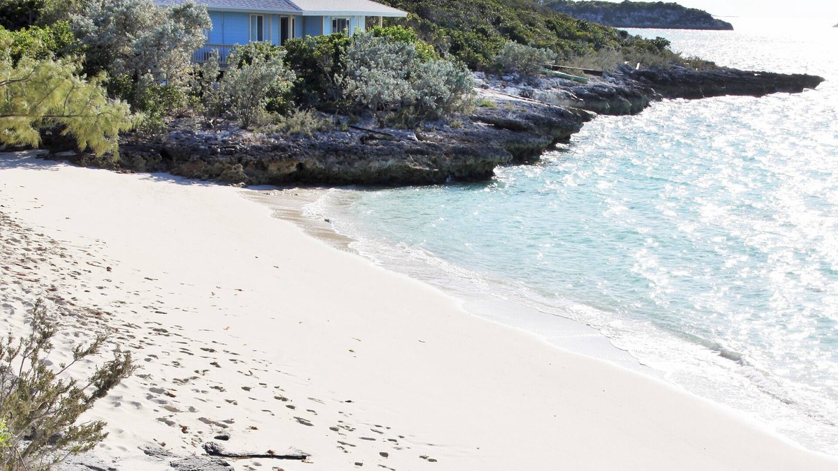 Staniel Cay Cottage | Ocean view cottage on a quiet beach just minutes from swimming pigs